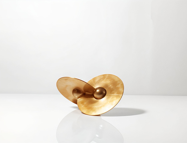 Sculpture abstraite en laiton : élégance contemporaine pour votre décoration